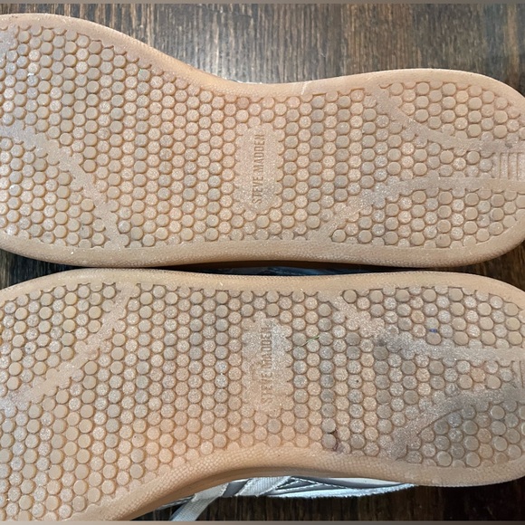 Steve Madden Like New Silver Madrid sneaker - Picture 9 of 10